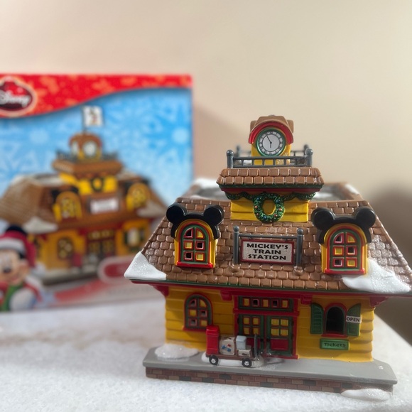 Dept 56 Mickey’s Train Station Mickey’s Merry Christmas Village in Box Lighted - Picture 4 of 13